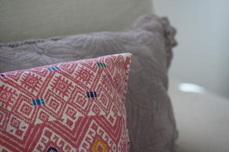 Un salón en tonos claros, sencillo y funcional