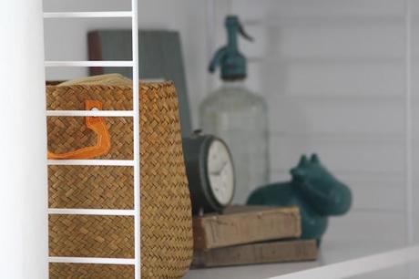 Un salón en tonos claros, sencillo y funcional