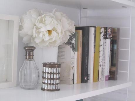 Un salón en tonos claros, sencillo y funcional