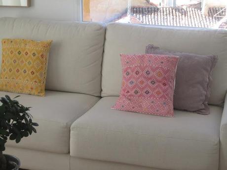 Un salón en tonos claros, sencillo y funcional