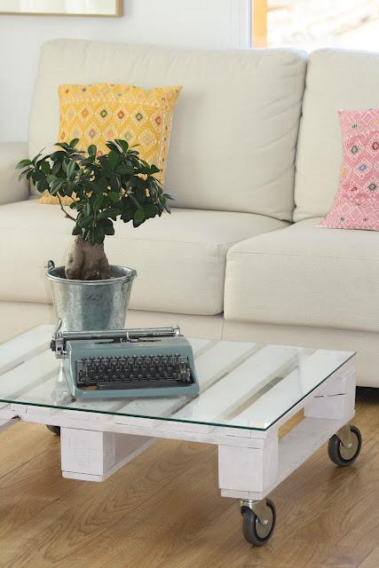 Un salón en tonos claros, sencillo y funcional