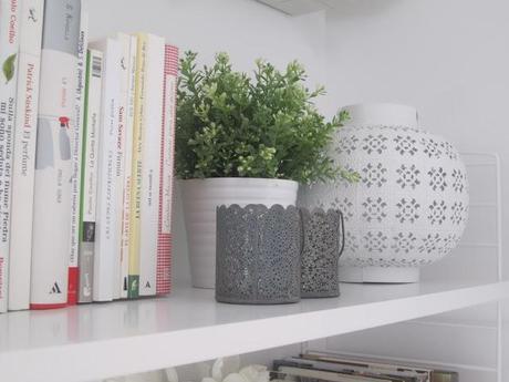 Un salón en tonos claros, sencillo y funcional