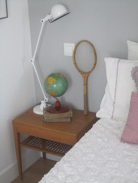 Una habitación cálida y moderna con muebles años 50 Una habitación cálida y moderna con muebles años 50
