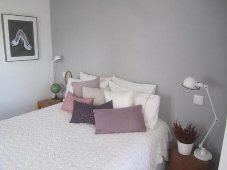Una habitación cálida y moderna con muebles años 50 Una habitación cálida y moderna con muebles años 50