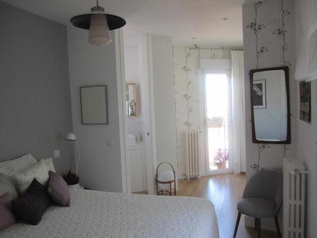 Una habitación cálida y moderna con muebles años 50 Una habitación cálida y moderna con muebles años 50