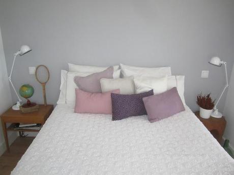 Una habitación cálida y moderna con muebles años 50 Una habitación cálida y moderna con muebles años 50