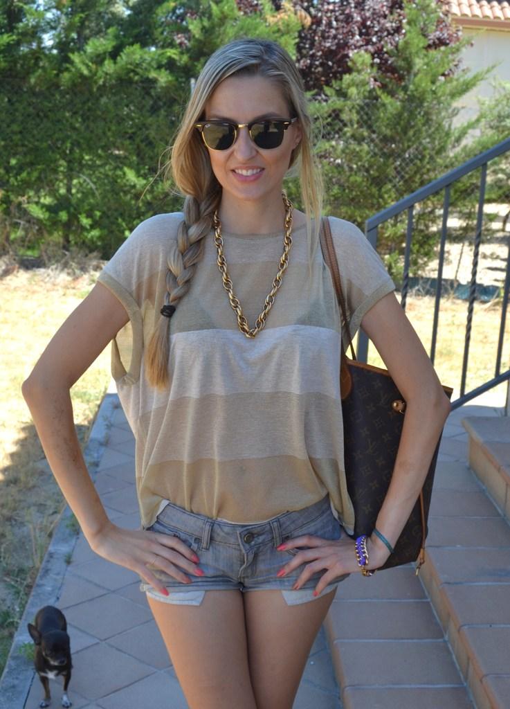 Golden t-shirt and boots