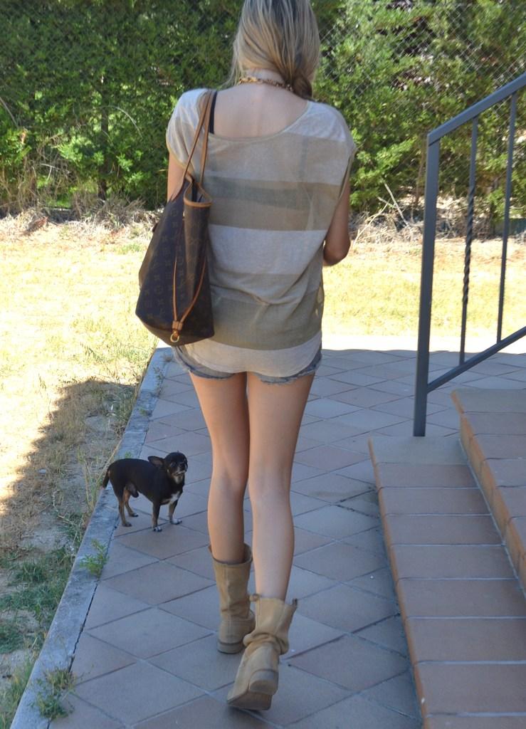 Golden t-shirt and boots