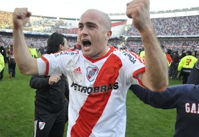 Ganate la ropa original de River Plate: la chomba de Martín Aguirre y el short de Carlos Sánchez