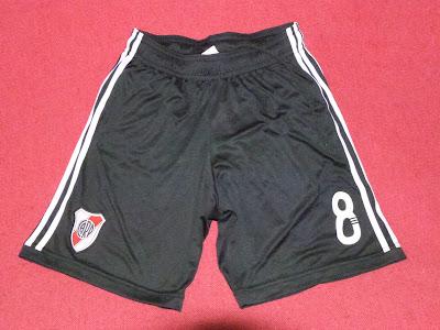 Ganate la ropa original de River Plate: la chomba de Martín Aguirre y el short de Carlos Sánchez