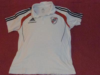 Ganate la ropa original de River Plate: la chomba de Martín Aguirre y el short de Carlos Sánchez