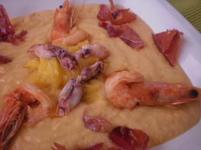 PORRA ANTEQUERANA CON MANGO, LANGOSTINOS, CALAMARITOS Y JAMON SERRANO