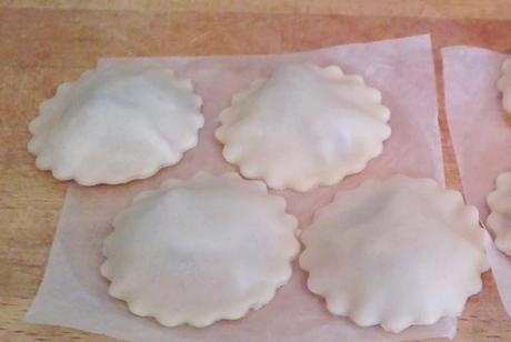 “Raviolis” de naranja y chocolate (paso a paso)