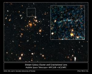 El Hubble descubre un extraño arco gravitacional