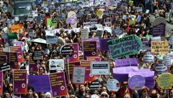 Las turcas califican a primer ministro Erdogan “enemigo de las mujeres”.