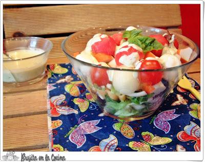 Ensalada de pasta y fruta con aliño de yoghourt al pesto