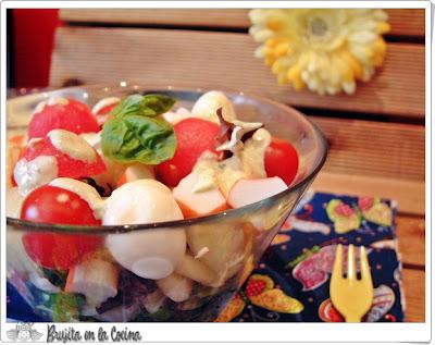 Ensalada de pasta y fruta con aliño de yoghourt al pesto