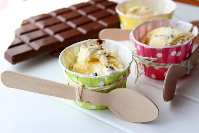 Helado de vainilla y chips de chocolate casero