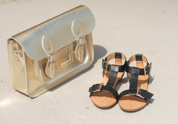 Sandalias romanas y satchel dorado en blog de moda, Barcelona.