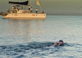 Nadadora Penny Palfrey cubre mitad del cruce del Estrecho de Florida