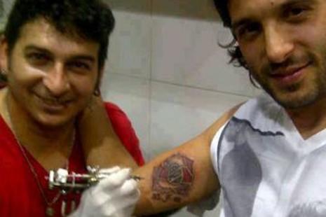 Promesa. El Chori Domínguez cumplió y se tatuó el escudo de River.