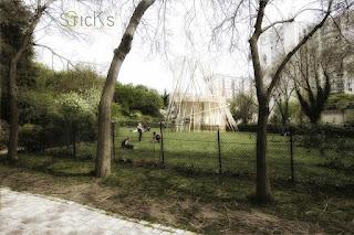 Jardines infantiles en medio de un parque