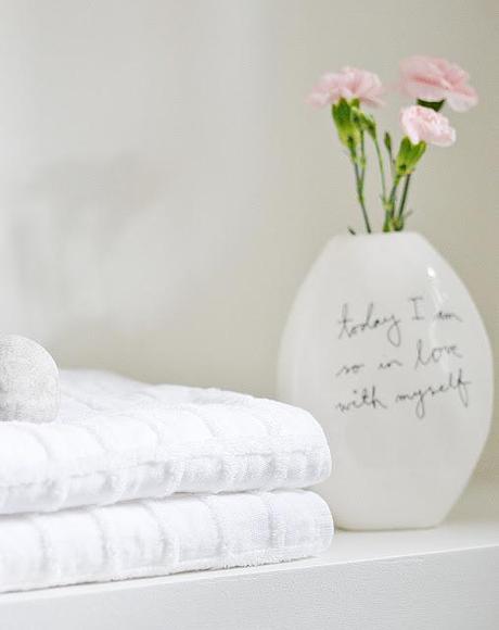 Idea decorativa para las toallas de los invitados