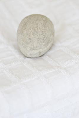 Idea decorativa para las toallas de los invitados