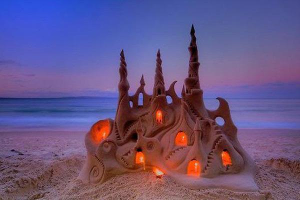 castillo de arena con luces