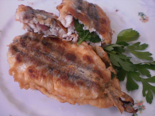 BOQUERONES DE LA BAHIA DE MALAGA FRITOS, RELLENOS DE ESPINACAS Y JAMON SERRANO