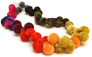 ¡Tendencia flamenca con madroños en tu bijoux!