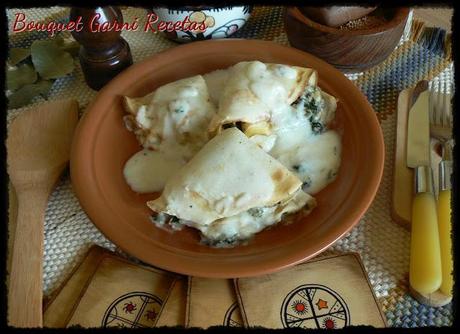 Pañuelitos de atún, espinaca y hongos con salsa de queso