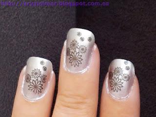 Look gris plateado con estampado negro