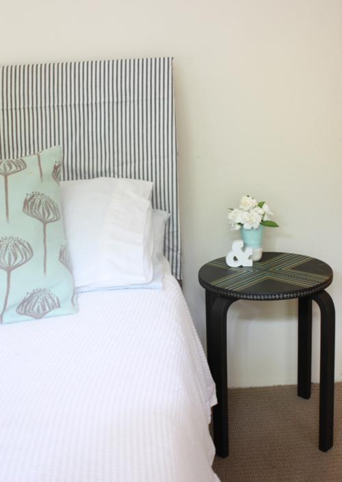 Ikea-Hack: Taburete frosta pintado y utilizado como mesilla de noche