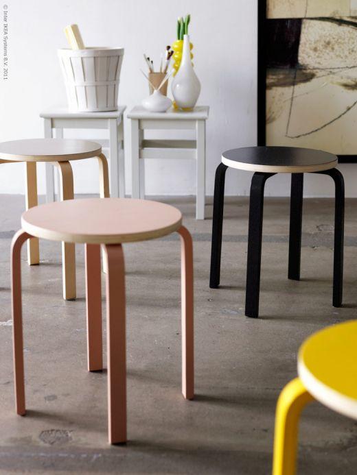 Ikea-Hack: Taburete frosta pintado y utilizado como mesilla de noche