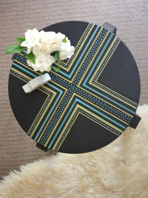 Ikea-Hack: Taburete frosta pintado y utilizado como mesilla de noche