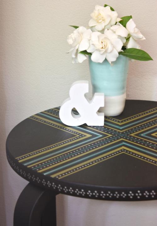 Ikea-Hack: Taburete frosta pintado y utilizado como mesilla de noche