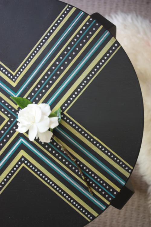 Ikea-Hack: Taburete frosta pintado y utilizado como mesilla de noche