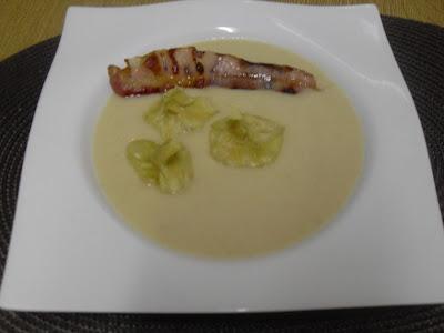 Vichyssoise de pera con wonton de queso azul