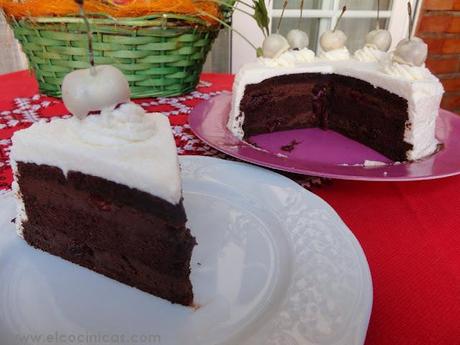 Selva blanca. Tarta de chocolate y nata con cerezas