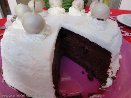 Selva blanca. Tarta de chocolate y nata con cerezas Selva blanca. Tarta de chocolate y nata con cerezas