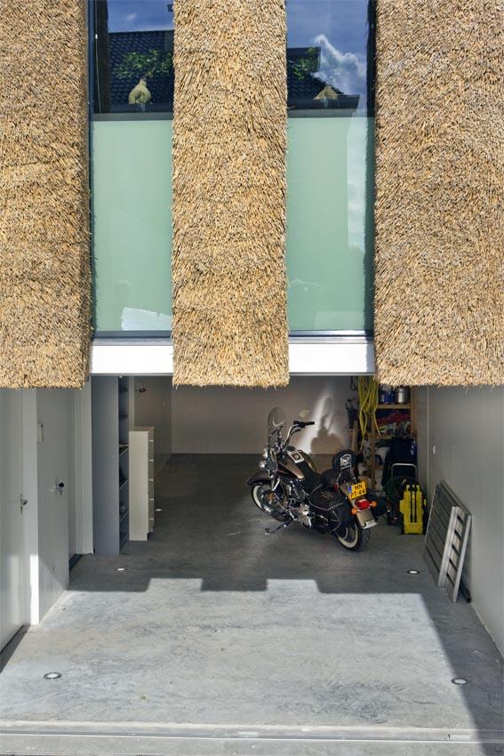 Arjen-Reas-Zoetermeer-thatched-roof-walls-lime-walls-glazed-openings-motorcycle