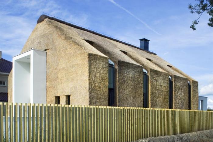 Arjen-Reas-Zoetermeer-thatched-roof-walls-lime-walls