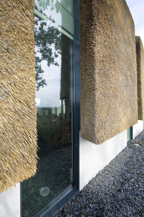 Arjen-Reas-Zoetermeer-thatched-roof-walls-lime-walls-glazed-openings
