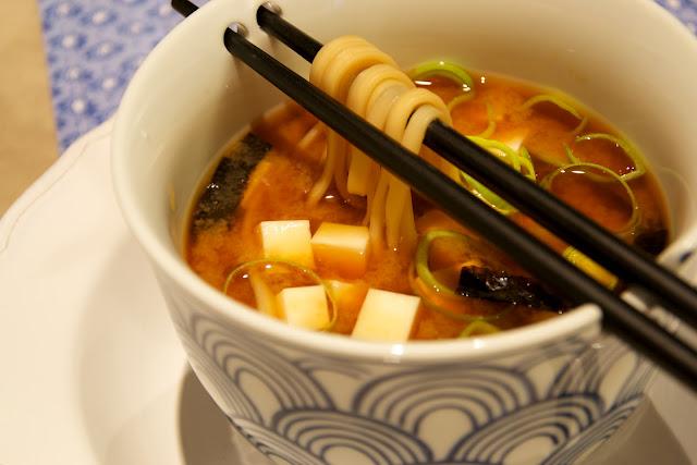 Sopa miso con udon