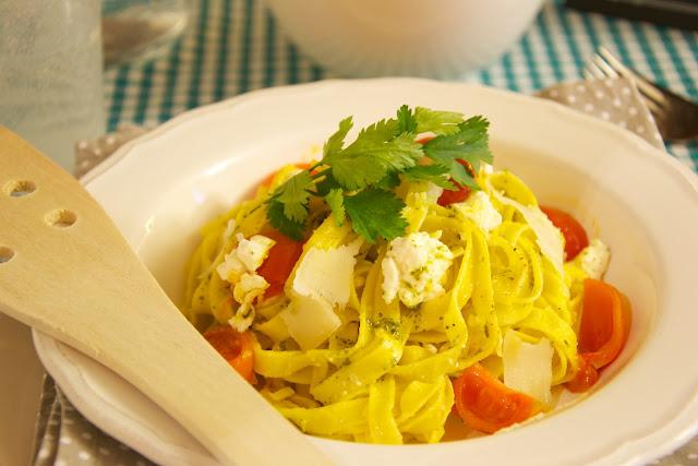 Pasta fresca con limón, queso feta y albahaca