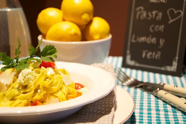 Pasta fresca con limón, queso feta y albahaca