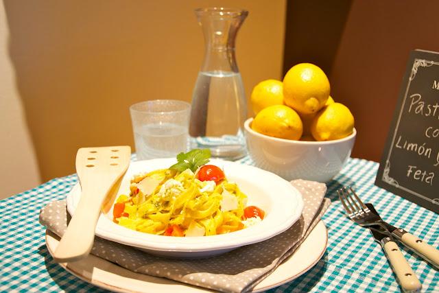 Pasta fresca con limón, queso feta y albahaca