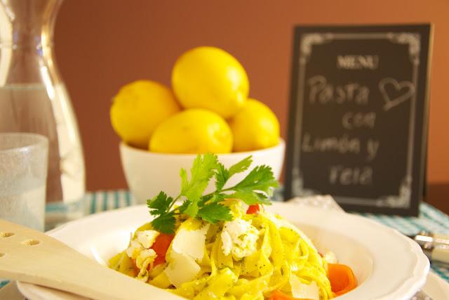 Pasta fresca con limón, queso feta y albahaca