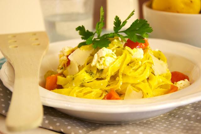 Pasta fresca con limón, queso feta y albahaca